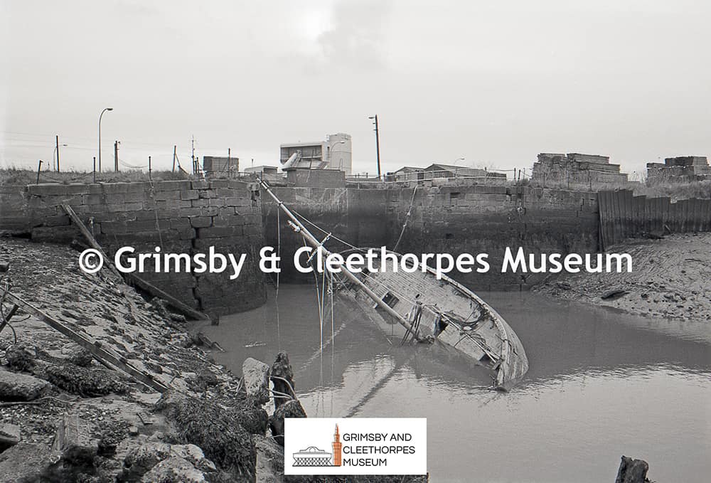 Doig’s Creek; showing the wreck of the MV ‘Reliant’ and the old Haven Dock lock gates c1991.