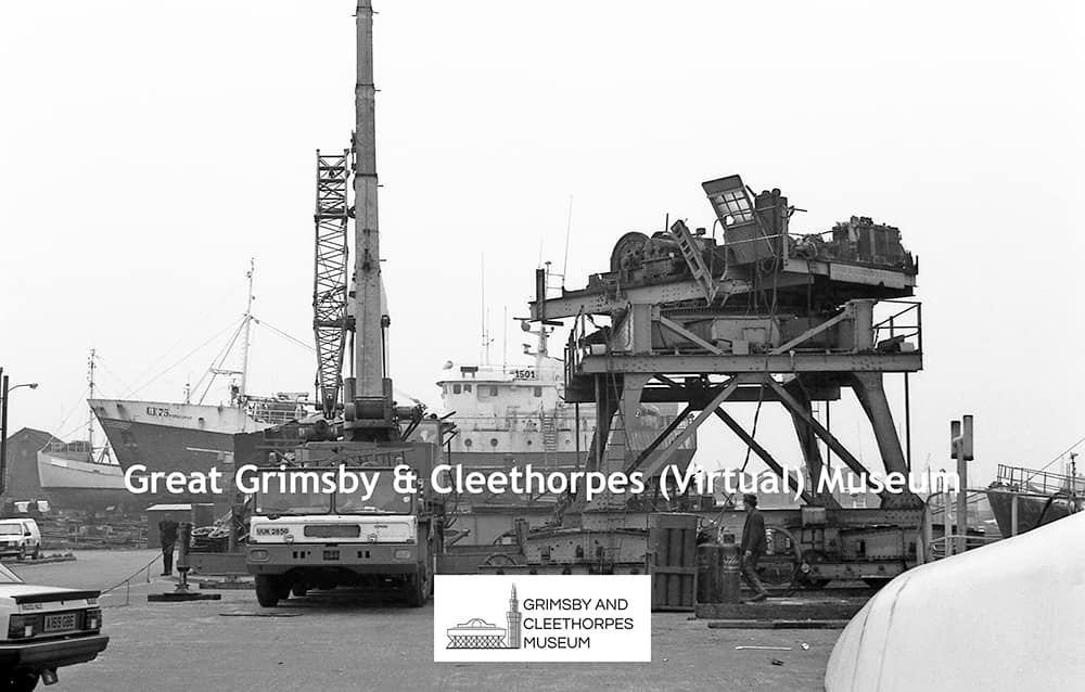 Taking down a crane on the fitting out quay, Grimsby Docks 1984 – photo 2.